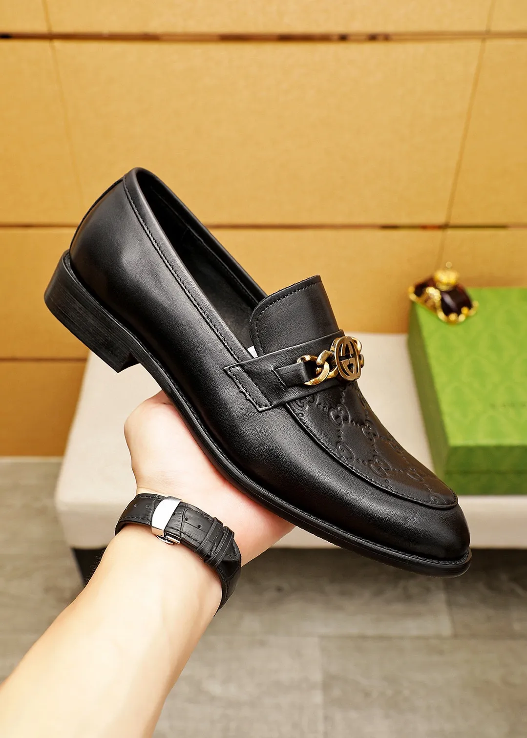 Men's shoes 💰400 💐 Product trademark: GUCCI "Gucci" casual leather shoes Regular size: 39-44 (38.45.46🉑️Customized) Product materials: Selected imported first-layer calfskin embossed upper + original hardware buckle, imported 🐑 sheepskin lining. Strong three-dimensional visual effect, combined outsole Color: 2⃣️colors available